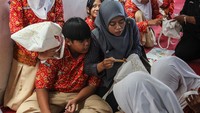 Para siswa diajarkan berbagai teknik membuat motif batik klasik, mulai dari pemilihan canting, pencampuran pewarna alami, hingga pola-pola tradisional yang memiliki makna budaya tertentu. Antara Foto/Makna Zaezar