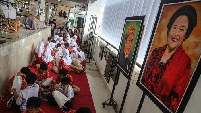 Sejumlah siswa mempraktikkan cara membuat motif batik menggunakan canting tradisional saat mengikuti pelatihan keterampilan di Pasar Tradisional Johar, Jawa Tengah, Selasa (4/11/2025). Kegiatan yang diikuti sebanyak 250 siswa tersebut diadakan oleh Pemkot Semarang bersama Lembaga Keterampilan Pelatihan (LKP) Pasar Johar sebagai upaya melestarikan dan mengenalkan kain wastra khas nusantara kepada generasi muda sekaligus mengembangkan minat dan bakat seni anak-anak. ANTARA FOTO/Makna Zaezar