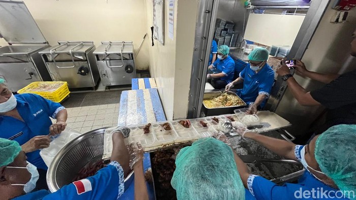 Situasi dapur berjalan KM Labobar, kapal terbesar milik PT Pelni. (Rumondang/detikcom)