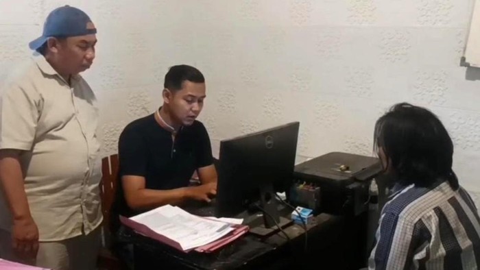 Sosok si gondrong saat diperiksa oleh polisi