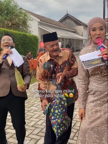 Jasa penyelenggara pernikahan ini merekam momen unik, pengantin menyediakan souvenir berupa sayuran segar untuk dibawa pulang oleh tamu undangan. Postingan tersebut langsung viral di media sosial.