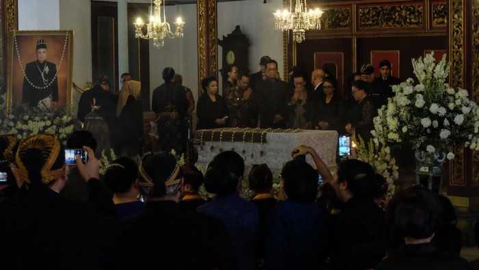 Raja Keraton Ngayogyakarta Hadiningrat Sri Sultan Hamengkubuwono X (tengah) didampingi istrinya GKR Hemas (ketujuh kiri) dan keluarga berjalan saat melayat Raja Keraton Kasunanan Surakarta Hadiningrat Sri Susuhunan Paku Buwana (PB) XIII di keraton setempat, Solo, Jawa Tengah, Selasa (4/11/2025). Paku Buwana XIII akan dimakamkan di Astana Raja-raja Mataram Imogiri, Yogyakarta pada Rabu (5/11/2025) mendatang. ANTARAFOTO/Maulana Surya