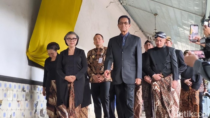 Kedatangan Raja Keraton Ngayogyakarta Hadiningrat, Sri Sultan Hamengku Buwono (HB) X, saat takziah PB XIII di Keraton Kasunanan Surakarta, Selasa (4/11/2025)