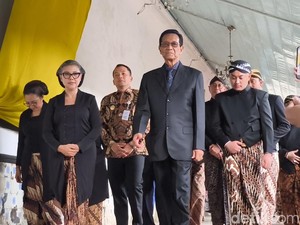 Raja Jogja Sultan HB X Melayat PB XIII di Keraton Solo