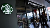 Langkah ini menjadi bagian dari strategi restrukturisasi besar-besaran perusahaan untuk memperkuat posisi keuangan sekaligus memperluas kolaborasi dengan mitra lokal. Keputusan Starbucks menjual sebagian besar sahamnya di Tiongkok dinilai sebagai langkah strategis di tengah meningkatnya kompetisi dengan merek kopi lokal seperti Luckin Coffee, yang kini terus memperluas jaringan dan menarik minat generasi muda di kota-kota besar. REUTERS/Tingshu Wang