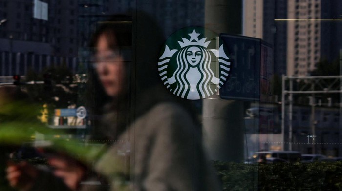 Raksasa kopi dunia Starbucks resmi mengumumkan penjualan 60 persen saham bisnisnya di Tiongkok kepada perusahaan investasi Boyu Capital dalam kesepakatan senilai USD 4 miliar atau sekitar Rp66 triliun. REUTERS/Tingshu Wang