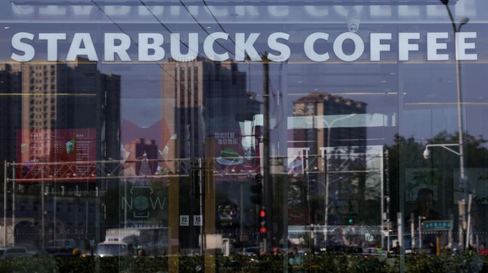 Raksasa kopi dunia Starbucks resmi mengumumkan penjualan 60 persen saham bisnisnya di Tiongkok kepada perusahaan investasi Boyu Capital dalam kesepakatan senilai USD 4 miliar atau sekitar Rp66 triliun. REUTERS/Tingshu Wang