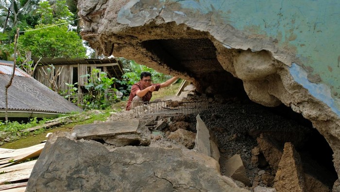 Warga menunjukkan bangunan rumah yang pondasinya terbelah akibat tanah bergerak di Desa Pucungkerep, Kaliwiro, Wonosobo, Jawa Tengah, Selasa (4/11/2025). Sebanyak 20 rumah rusak dan 200 lainnya terancam bencana tanah bergerak yang terus terjadi terutama saat hujan lebat. ANTARA FOTO/Anis Efizudin