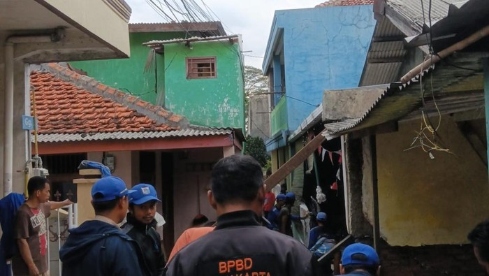 Tanah di Jaktim ambles saat warga bangun pagar