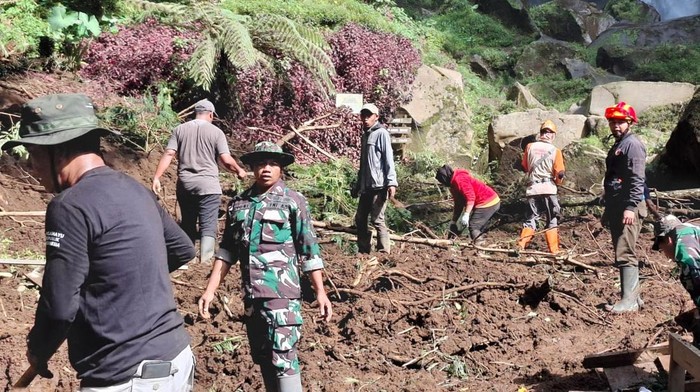 Tanah longsor di akses Coban Talun