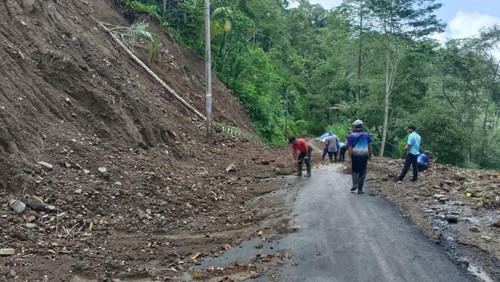 Tanah longsor tutup akses jalan di wilayah Banjar Dinas Batu Gede, Desa Duda Timur, Kecamatan Selat akibat hujan deras, Selasa (4/11/2025) (dok. BPBD Karangasem)
