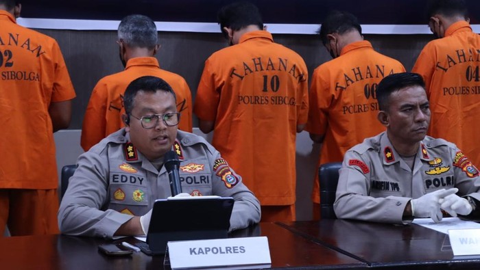Teks foto: Kapolres Sibolga AKBP Eddy Inganta saat merilis kasus penganiayaan. (Foto: dok. Polres Sibolga)