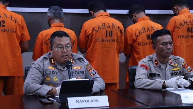 Teks foto: Kapolres Sibolga AKBP Eddy Inganta saat merilis kasus penganiayaan. (Foto: dok. Polres Sibolga) Teks foto: Kapolres Sibolga AKBP Eddy Inganta saat merilis kasus penganiayaan. (Foto: dok. Polres Sibolga)