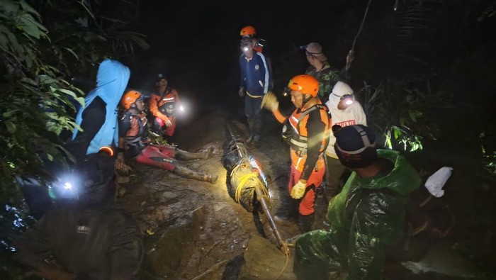 Petugas saat mengevakusi jasad remaja yang tenggelam di Curug Basemah, Pagar Alam