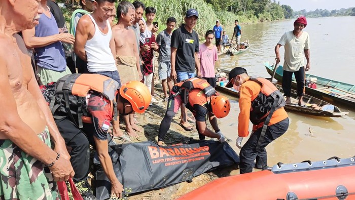 Basarnas Sumsel melakukan evakuasi korban yang meninggal saat dikejar polisi di Ogan Ilir