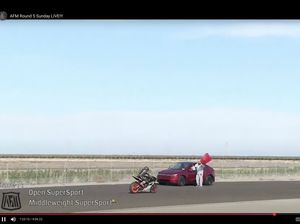 Bikin Kacau! Pemobil Tesla Nyasar Lawan Arah di Trek Balapan Motor
