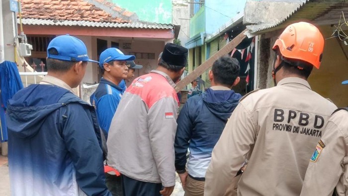 Tanah Amblas Bikin 3 Rumah Rusak di Jaktim Dipicu Saluran Tergerus Air