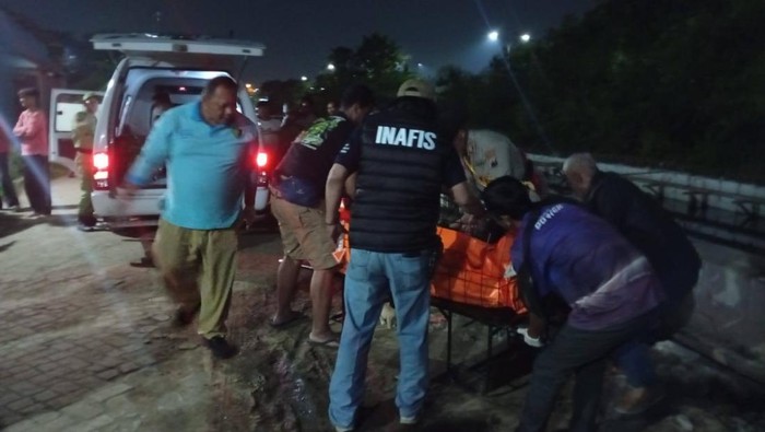 Tim Inafis Polrestabe Semarang mendatangi lokasi pria tewas diduga di keroyok di Muktiharjo Kidul.