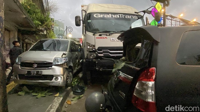 TKP kecelakaan beruntun di Jalan Ahmad Yani Sukabumi, Selasa (4/11/2025).