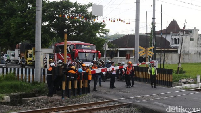 TKP laka maut KA Bangunkarta vs Calya dan dua motor di Prambanan, Sleman, Selasa (4/11/2025).