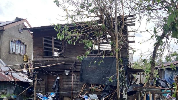 Topan Kalmaegi menerjang wilayah permukiman warga di Kota Cebu, Filipina tengah pada Selasa (4/11/2025). (via REUTERS/MDRRMO SILAGO)