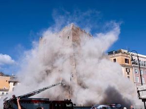 Kisah Penyelamatan Tragis Pekerja yang Terjebak Reruntuhan Torre dei Conti