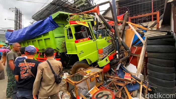 Truk tabrak warung mi ayam di Sukabumi