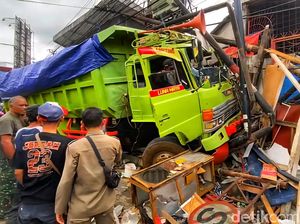 Truk Hilang Kendali Tabrak Warung Mi Ayam di Sukabumi