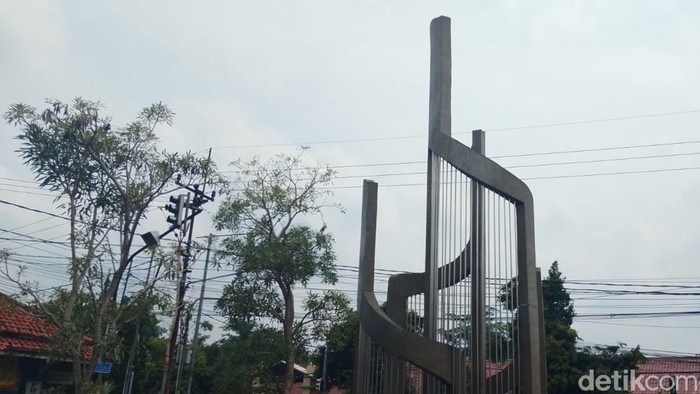 Tugu Botol Kecap di Kelurahan Tonjong, Majalengka.