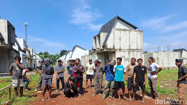 Tukang Bangunan Mogok Kerja Tukang bangunan di proyek YVE Habitat Limo, Depok, melakukan aksi mogok kerja pada Senin (3/11/2025). Aksi ini dilakukan buntut pihak pengembang perumahan telat membayar upah hingga 3 minggu.