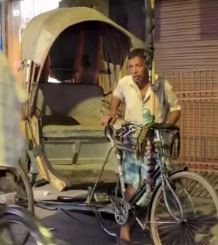 Haru! Begini Kisah Penarik Becak yang Akhirnya Bisa Makan di Restoran