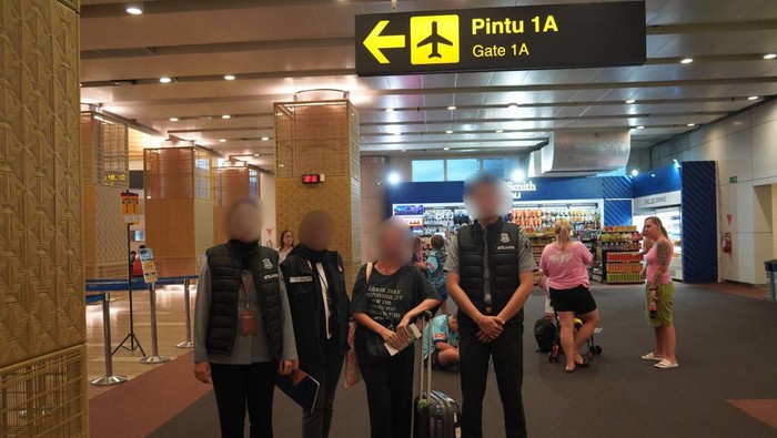 Turis asal Prancis, Kim Josy Becquet, dideportasi melalui Bandara I Gusti Ngurah Rai, Bali, Senin (3/11/2025). (Foto: Dok. Imigrasi Ngurah Rai)