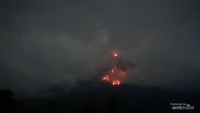 Lava berselimutkan awan di malam hari