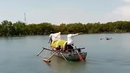 Keranda jenazah yang dibawa menggunakan perahu menyebrangi muara untuk peroses pemakaman, di Desa Seriwe, Kecamatan Jerowaru, Lombok Timur, NTB, Senin (3/11/2025). foto (Tangkapan layar video/ FB@Ayla Raissa Zahira)