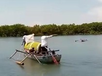 Viral Jenazah Dibawa Pakai Perahu karena Jembatan Roboh di Lombok Timur