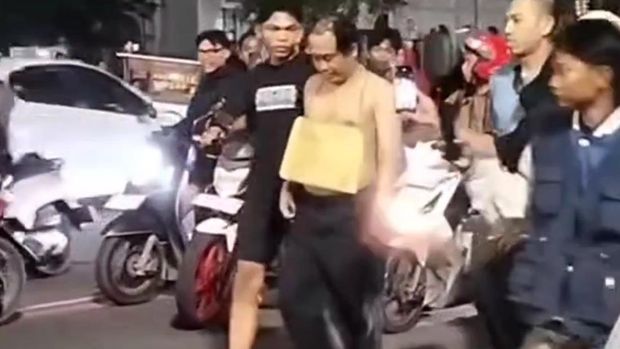 Viral pria diarak massa ke kantor polisi buntut tipu-tipu loker Freeport. Viral pria diarak massa ke kantor polisi buntut tipu-tipu loker Freeport di Kota Tegal, Senin (3/11/2025).