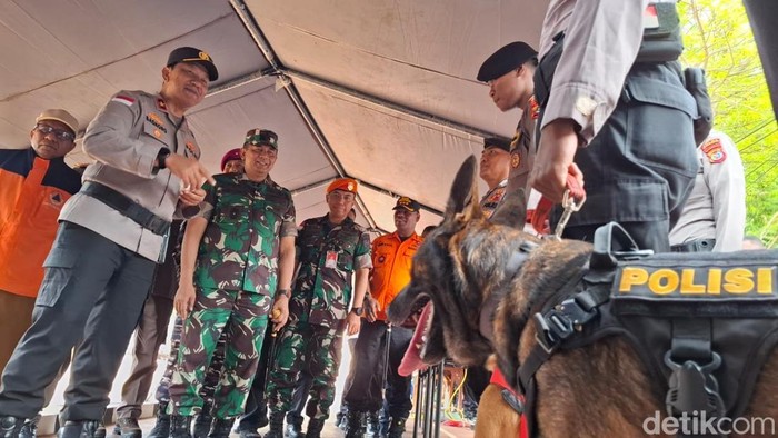Wakapolda NTT Brigjen Baskoro Tri Prabowo bersama sejumlah stakeholder saat mengecek sarana dan prasarana untuk penanganan bencana alam di Mapolda NTT, Selasa (4/11/2025).