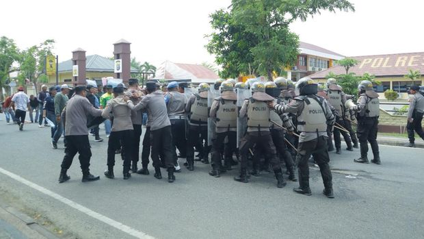 Wakapolda Riau Brigjen Adrianto Jossy Kusumo memimpin sispam mako dan sispam unras di Polres Inhu, Selasa (4/11/2025).
