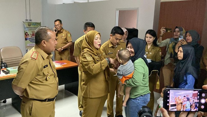 Wali Kota Bandar Lampung Eva Dwiana saat menyalurkan bantuan untuk warga terdampak bencana.