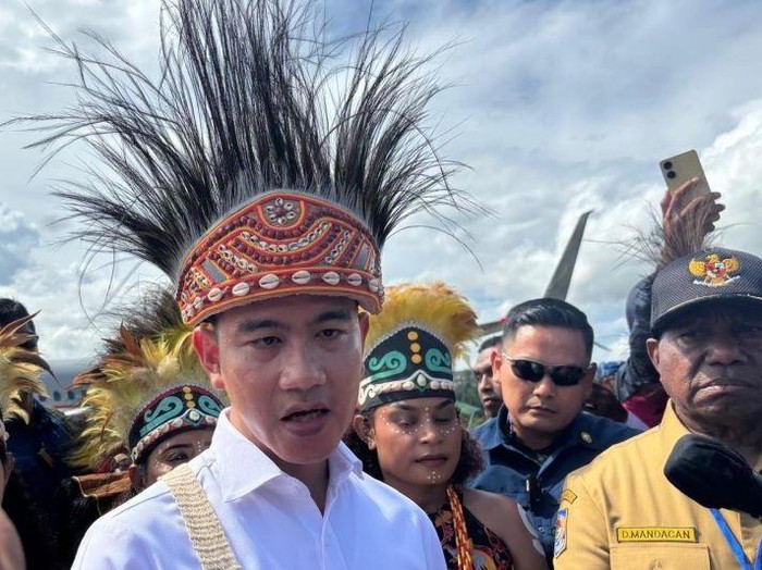 Wakil Presiden Gibran Rakabuming Raka memberikan keterangan pers di Bandara Rendani, Manokwari, Papua Barat, Selasa (4/11/2025).