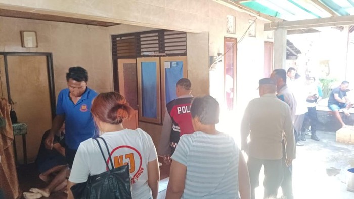 Warga saat membawa jenazah I Wayan Gangsar menuju rumah duka setelah ditemukan meninggal karena tenggelam di Pantai Padangbai, Senin (3/11/2025) (dok. Polres Karangasem)