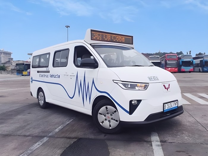 Wuling Motors (Wuling) resmi menandatangani Nota Kesepahaman (MoU) bersama PT Transportasi Jakarta (TransJakarta). Penandatangan nota kesepahaman yang berlangsung di Gedung Transjakarta, Jakarta Timur ini berkenaan dengan dimulainya uji coba kendaraan listrik komersial terbaru Wuling, Mitra EV.