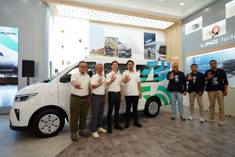 Wuling Motors (Wuling) resmi menandatangani Nota Kesepahaman (MoU) bersama PT Transportasi Jakarta (TransJakarta). Penandatangan nota kesepahaman yang berlangsung di Gedung Transjakarta, Jakarta Timur ini berkenaan dengan dimulainya uji coba kendaraan listrik komersial terbaru Wuling, Mitra EV.
