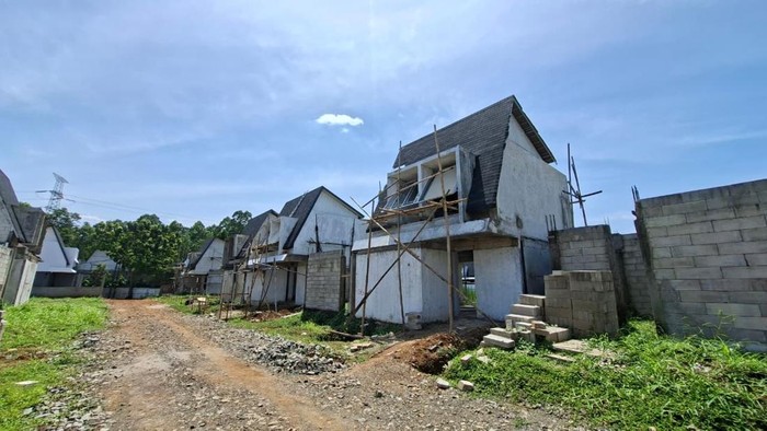 Pekerjaan proyek pembangunan rumah YVE Habitat Limo, Depok, pada Selasa (4/11/2025).