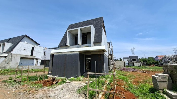 Pekerjaan proyek pembangunan rumah YVE Habitat Limo, Depok, pada Selasa (4/11/2025).