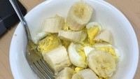 Netizen ini mual melihat menu sarapan teman kantornya. Ada potongan pisang dan telur rebus yang dicampur jadi satu. Duh! Kira-kira aroma dan rasa hidangan ini gimana ya? Foto: Bored Panda