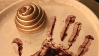 Tak semua plating menu di restoran mewah menggugah selera. Contohnya menu ini yang disebut netizen penistaan karena menggabungkan dessert dengan cap tangan menyeramkan berbahan selai. Foto: Bored Panda