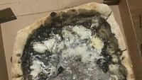 Pesan pizza tentunya berharap dapat pizza yang tampilannya menggugah selera. Namun yang ini jauh dari harapan! Kenapa ya toppingnya bisa menghitam? Foto: Bored Panda