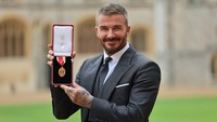 David Beckham Pakai Menswear Pertama Karya Victoria di Upacara Gelar Kesatria
