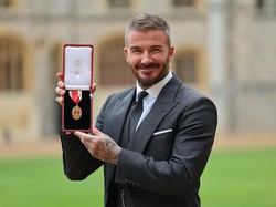 David Beckham Pakai Menswear Pertama Karya Victoria di Upacara Gelar Kesatria